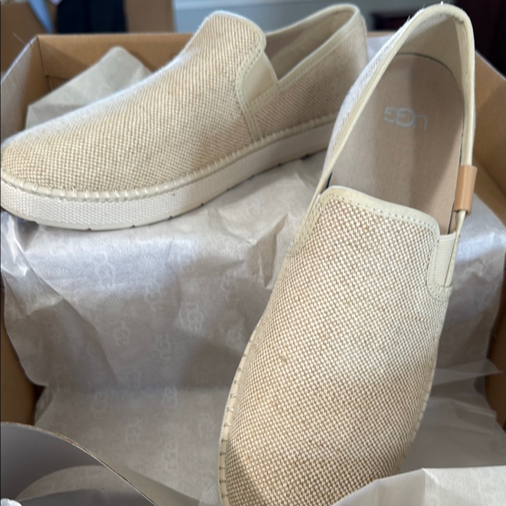 UGG Women’s Tan UGG w Lucian
